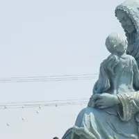 مجسمه مادر بلوچ و دخترش با نقش نگارهای سوزن‌دوزی در چابهار