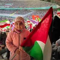 عکس/ اهتزاز پرچم فلسطین توسط کودکان در استادیوم آزادی