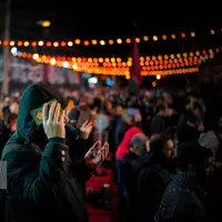 عکس/ ازدحام جمعیت در اطراف حسینیه ریحانه الحسین(س) در دومین شب قدر