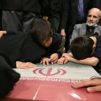 عکس/ وداع خانواده های شهدای راه قدس با پیکر عزیزانشان در حسینیه امام خمینی(ره)