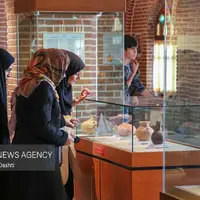 حضور گردشگران در موزه باستان شناسی اردبیل