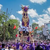حمل تابوتی شبیه به گاو نر در جریان مراسم تشییع جنازه یکی از اعضای خانواده سلطنتی بالی