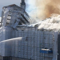عکس/ ساختمان تاریخی بورس دانمارک تسلیم شعله‌های آتش شد