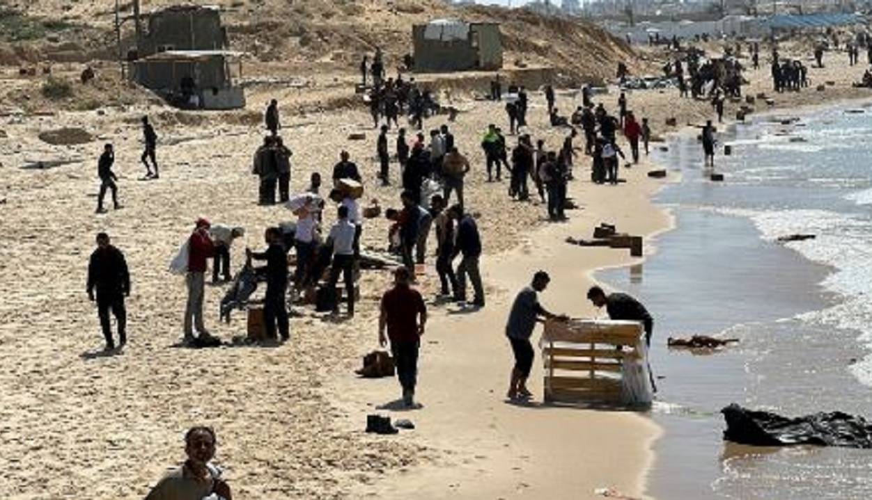 غرق شدن بیش از 20 فلسطینی حین بیرون آوردن جعبه‌های کمک از دریا