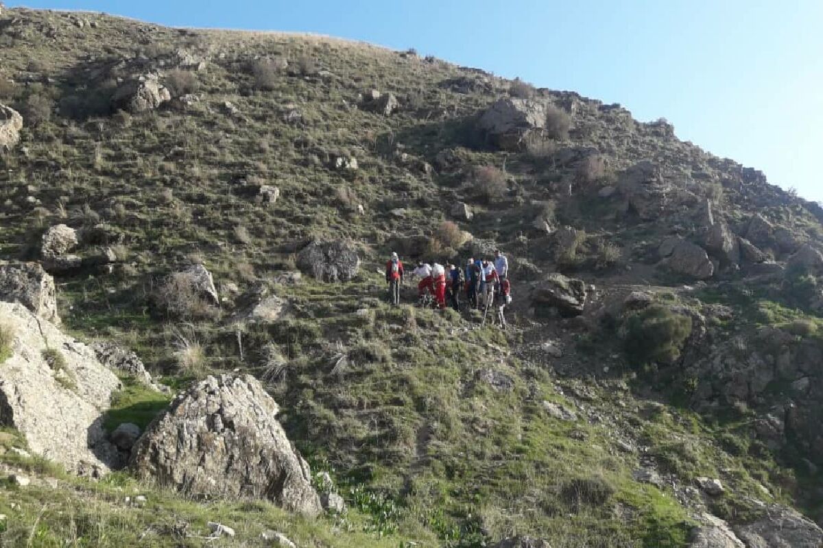 نجات کوهنورد خرم‌آبادی گرفتار در ارتفاعات مخمل‌کوه