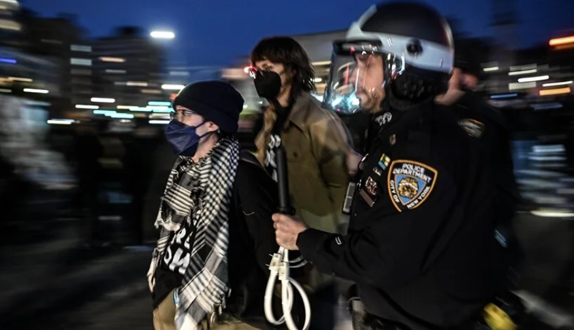 بازداشت ده‌ها معترض تسلیح اسرائیل نزدیک خانه سناتور آمریکایی
