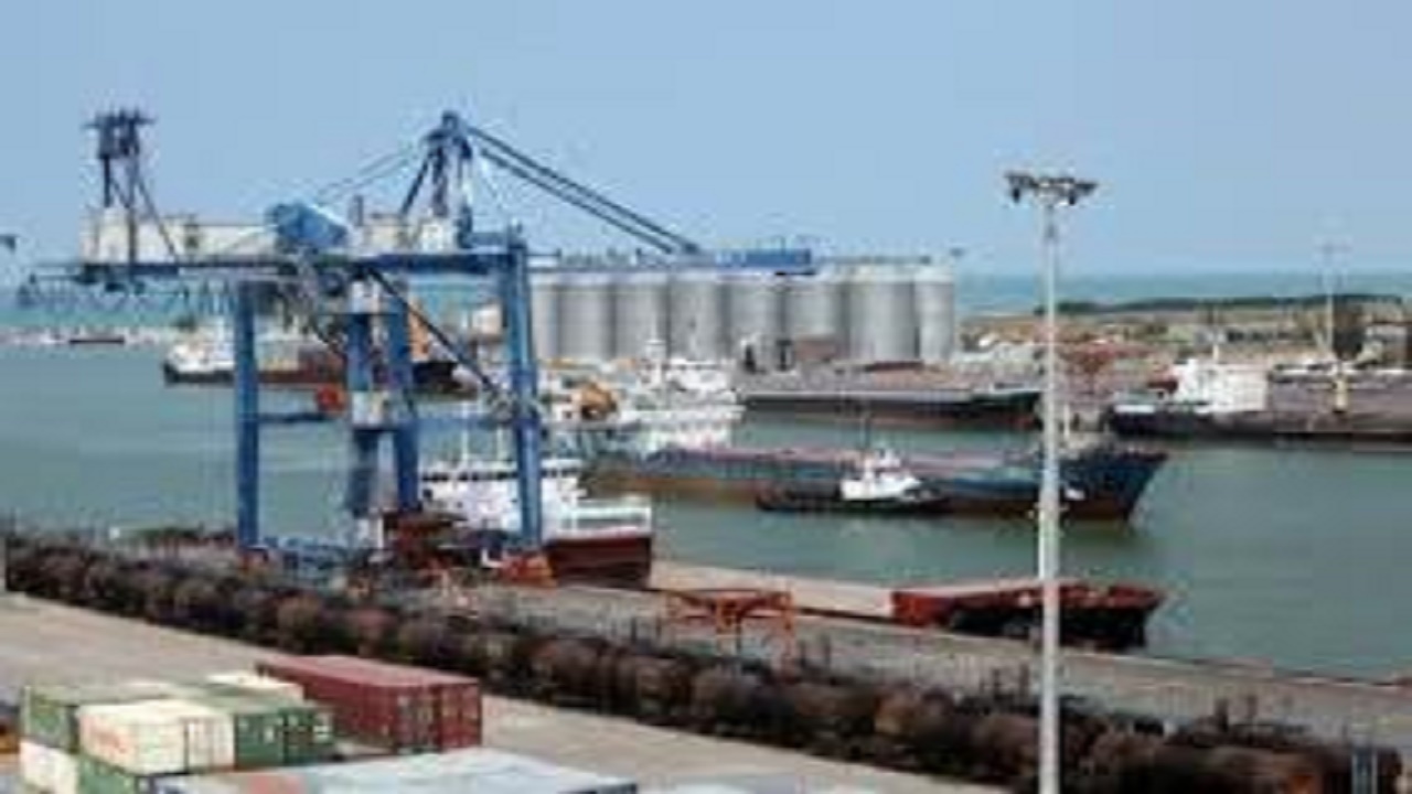 تخلیه غلات ۱۰۱ فروند کشتی در بندر امیرآباد بهشهر