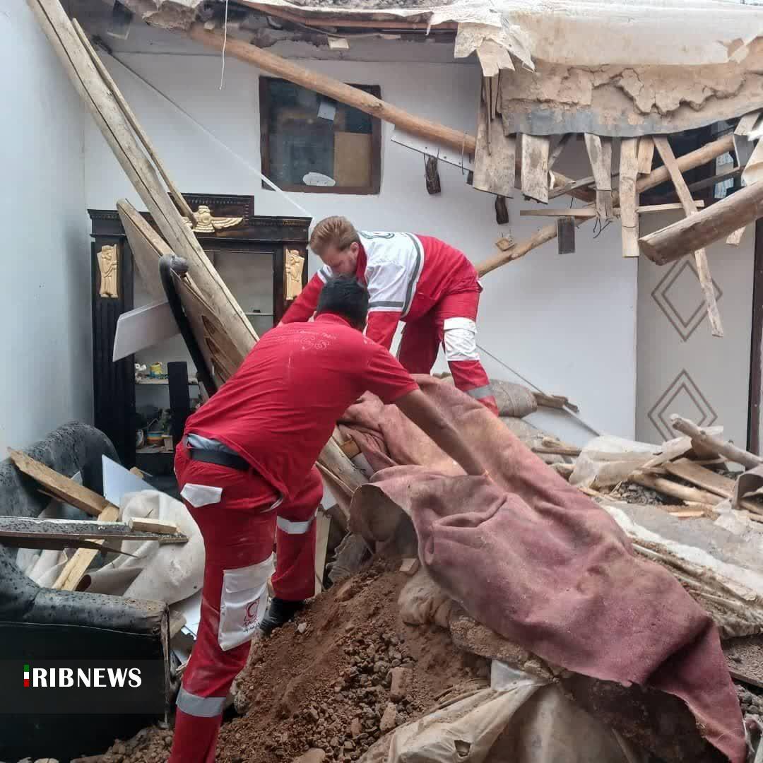 ریزش سقف واحد مسکونی در آباده و حضور امدادگران