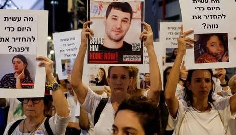 تظاهرات خانواده‌های اسرای صهیونیست مقابل خانه گانتس و نتانیاهو