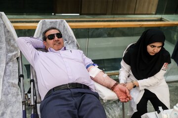 تصاویری متفاوت از نمایندگان مجلس در حال اهدای خون