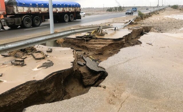 عکس/ تخریب یک پل و 3 کیلومتر از جاده‌های یزد در سیل اخیر