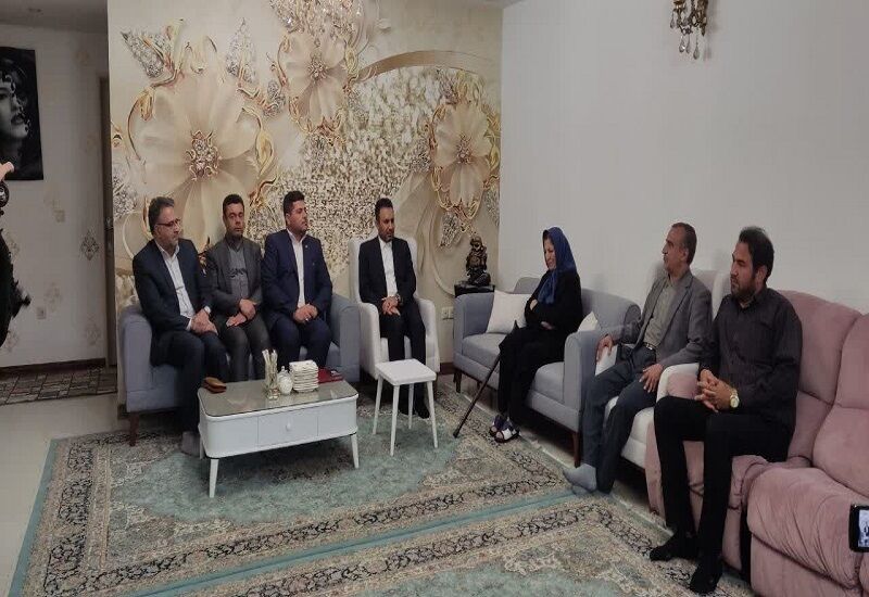 معاون وزیر کار با خانواده شهید وطن‌خواه دیدار کرد