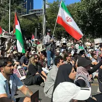 عکس/ پرچم ایران در دست معترضان در تجمع ضد صهیونیستی استرالیا 