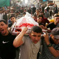 عکس/ تصاویری دلخراش از مراسم تشییع پیکر شهدای بمباران اردوگاه البریج در مرکز باریکه غزه 