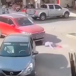 تصادف عمدی راننده با عابر در حال عبور از خیابان!