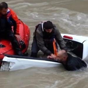 نجات نفس‌گیر سرنشینان خودروی غرق شده در سیل