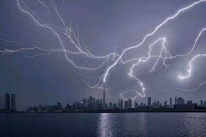 تصویر فوق العاده از رعد  و برق در آسمان شهر دبی 