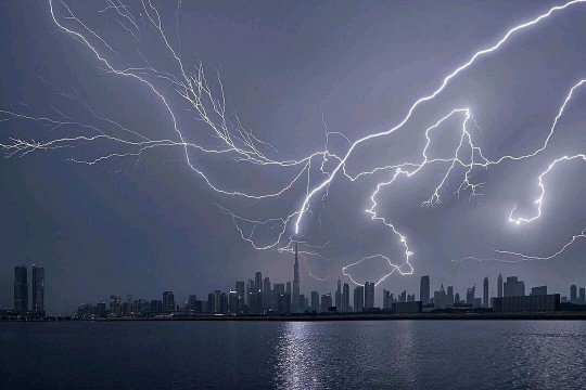 تصویر فوق العاده از رعد و برق در آسمان شهر دبی