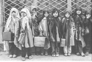📸دانش‌آموزان یک مدرسه ابتدایی دخترانه در تهران - سال ۱۳۶۰