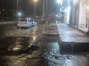 وضعیت خطرناک جوی اب کنار پیادرو شهرستان امیدیه 