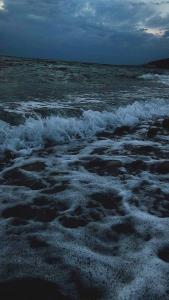 موج دریا زده را تنگه ساحل قفس است؛🤍🙃💙