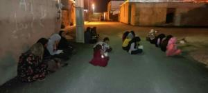 کودکان و بزرگسالان مشغول دعای توسل برای سلامتی رئیس جمهور 