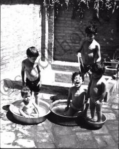 دهه ۳۰.آب تنی بچه ها 