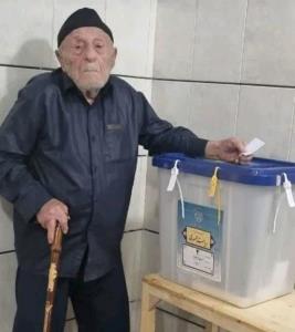 📸 حضور پیرمرد ۱۱۵ ساله اصفهانی پای صندوق رای