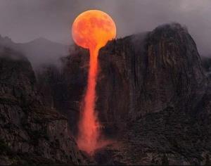 تصویر بسیار زیبا از ماه و آبشار در هنگام غروب زیبای آفتاب...