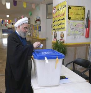 آقای روحانی هم رای خود ب صندوق انداختن 