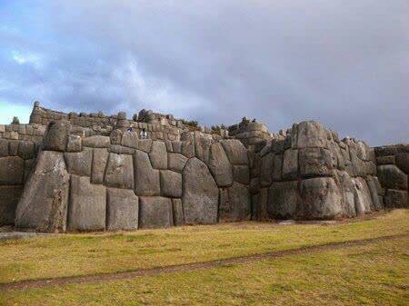 دیوار Sacsayhuaman از آثار بجا مانده از دوران اینکاها در پرو