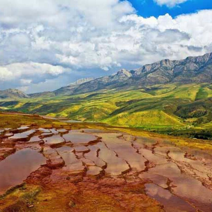 چنان به هم شبیه
به هم نزدیک
و به هم متصلیم
که باور دارم،