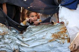 این دختر فلسطینی درحال تماشای تخریب منزلشان 