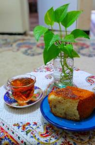 گاهی خودت را به یک فنجان چای دعوت کن.
منتظر دعوت دیگری نباش،