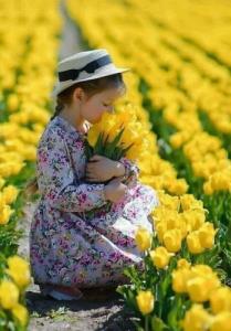 .
کودکیمان را
در کوچه های زمان
گم کردیم
👇👇