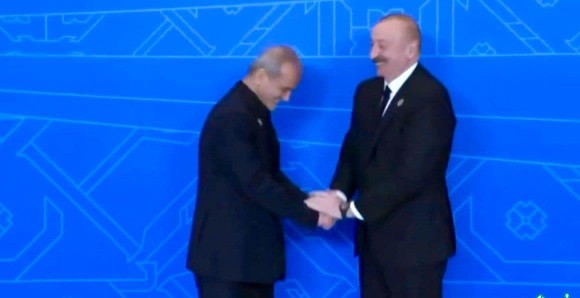 یکی به دکتر عزیز زبان بدن یاد بده، بعد بفرستند سفر دیپلماتیک