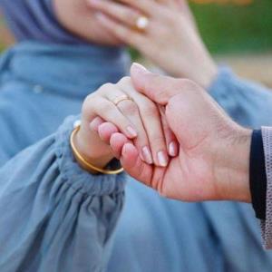 وقتی براش گل می‌خرم استوری نمی‌کنه
اما میره میاد بوسم...