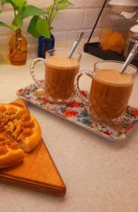 همسر جان عصری بجای چای ،
درخواست نسکافه کرد. ☕
😍🥰
