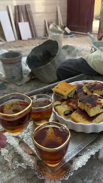 واس کارگرای مامانم اینا کیک و چایی اوردم