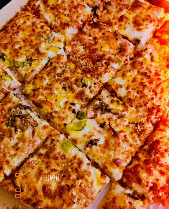 پیتزاخورا بفرما نگا 🤤