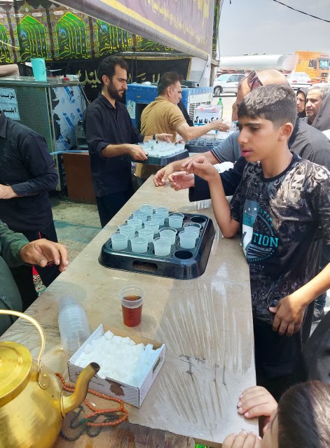 توضیح شربت و چای توسط موکبی که با کمک های مردمی برپا شده