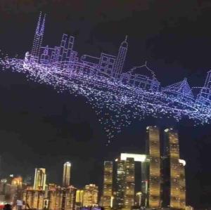  قدرت‌نمایی بزرگ چین با حضور همزمان ۱۱۷۸۷ پهپاد در آسمان شب
چونگ‌کینگ، چین، به‌تازگی دیوانه‌وارترین نمایش نور پهپادی که جهان تا به حال دیده را برگزار کرد.
حالا فرض کنید همین اتفاق در آمریکا افتاده بود، 
حسن روحانی:
کدخدا جهان رو منوّر کرد؛ وقتشه بریم یک برجام نورانی ببندیم!
محمود سریع‌القلم:
ایرانی از قدیم ریزه‌خوار بوده؛ حالا پهپاد ۱۳۶ ما در برابر ۱۱۷۸۷ پهپاد اونا یعنی نشونه سه قرن عقب‌ماندگی تاریخی.
علی علیزاده:
این پروژه‌ی امپریالیسم نورانی بود؛ آمریکا با چراغ هم می‌خواد استعمار کنه.
فردا هم 