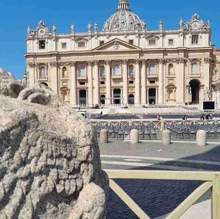 🇻🇦واتیکان 🇻🇦.این بزرگترین کلیسای کاتولیک و موزه ی دنیاست و محل زندگی رهبر این کشور یعنی پاپ لئو است