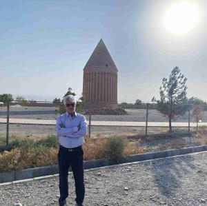 برج رادکان یک میل و بنای تاریخی است که در فاصله ۷۴ کیلومتری شمال مشهد و ۲۶ کیلومتری شمال غربی چناران واقع شده‌است. برج رادکان به ارتفاع ۲۵ متر، با بدنه استوانه‌ای و گنبد مخروطی شکل، اثری تاریخی مربوط به قرن هفتم هجری است. نمای خارجی بنا تا ارتفاع ۳ متری به صورت ۱۲ ضلعی و پس از آن تا زیر گنبد دارای ۳۶ ترک یا نیم استوانه بوده و داخل آن هشت ضلعی است.                    ممنون از نظرات و همکاری دوستان