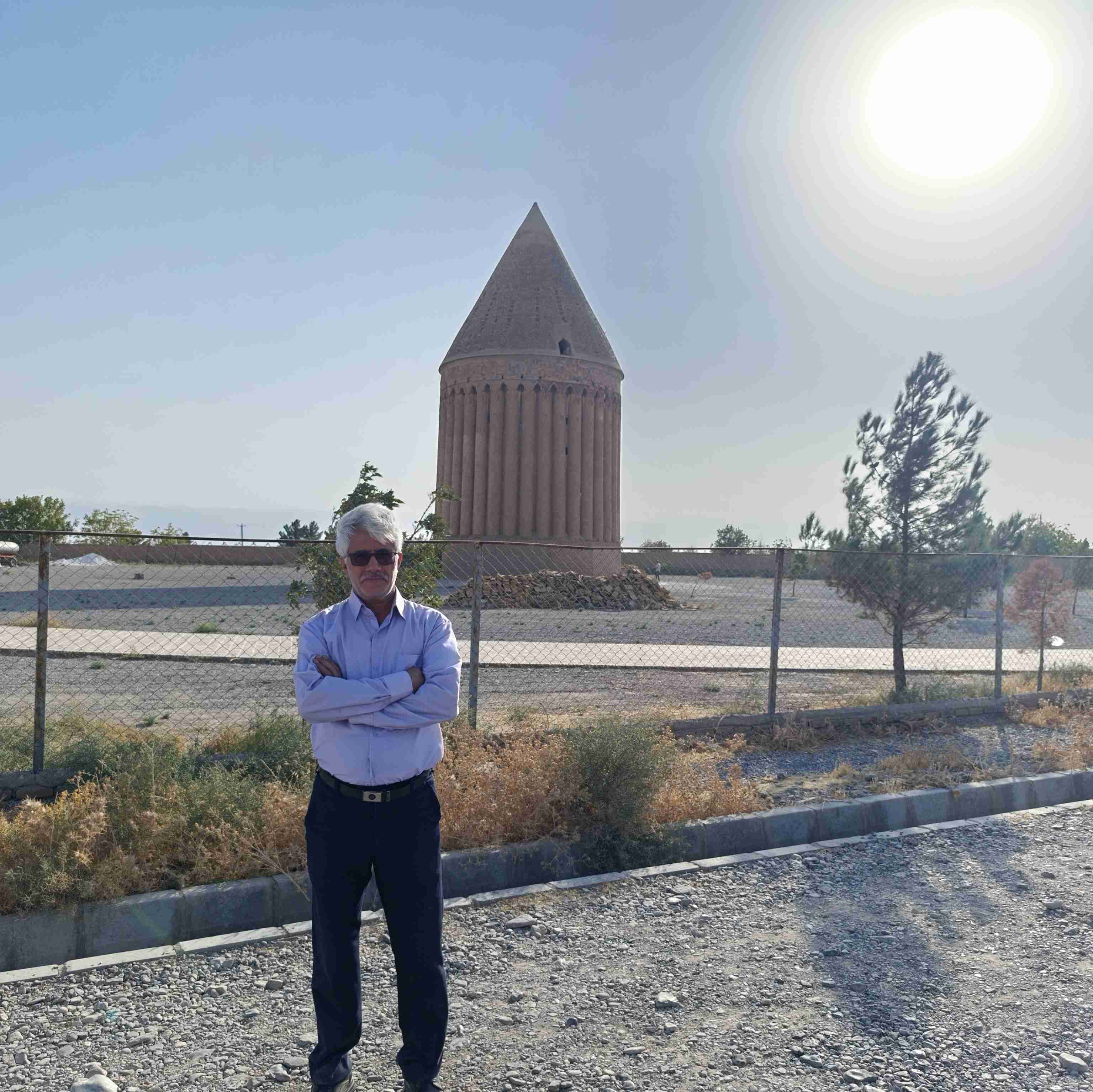 برج رادکان یک میل و بنای تاریخی است که در فاصله ۷۴ کیلومتری شمال مشهد و ۲۶ کیلومتری شمال غربی چناران واقع شده‌است. برج رادکان به ارتفاع ۲۵ متر، با بدنه استوانه‌ای و گنبد مخروطی شکل، اثری تاریخی مربوط به قرن هفتم هجری است. نمای خارجی بنا تا ارتفاع ۳ متری به صورت ۱۲ ضلعی و پس از آن تا زیر گنبد دارای ۳۶ ترک یا نیم استوانه بوده و داخل آن هشت ضلعی است.                    ممنون از نظرات و همکاری دوستان