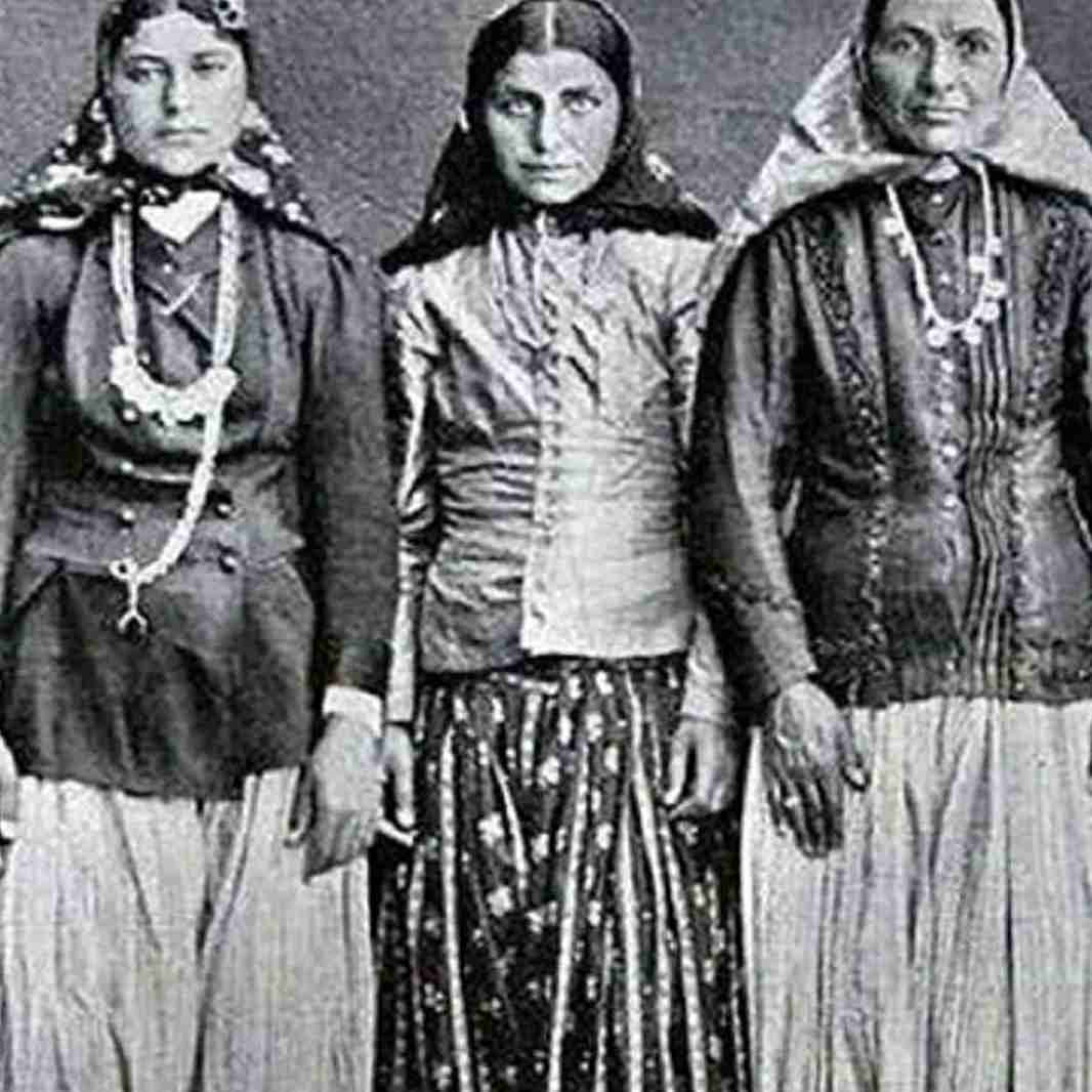 در قدیم دختران نه تا ده ساله را خانمچه، دوازده تا سیزده ساله را نوچه، از سیزده تا پانزده ساله را غنچه و از آن به بعد به ترتیب گلچه و گنده می گفتند. هفده تا هیجده ساله را ترشیده، و بیست سالگی به بعد را پیر دختر می نامیدند که مگر مردان زن مرده و سالخورده به سراغشان بروند.