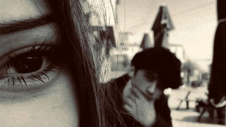نگاهش بر من نشست و من، آری من، در روشنایی آن چشم‌ها..