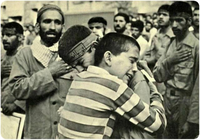 😢عکسی از وداع تلخ دو نوجوان در زمان جنگ تحمیلی عراق
علیه


