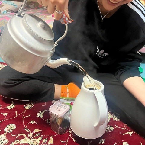 طرز صحیح چایی دم کردن فقط این😁🤭
