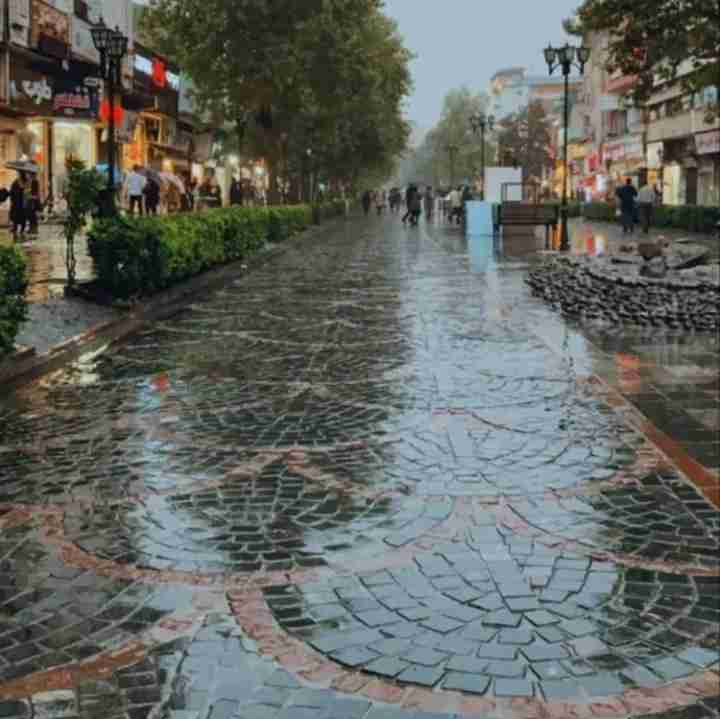 دیروز عصر میدان شهرداری رشت هوا سرد بارونی 